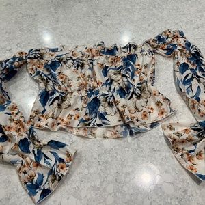 Woman’s floral scrunched crop top